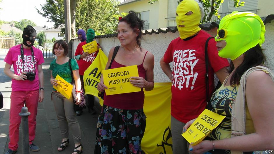 Немцы вышли на улицу в защиту Pussy Riot DW 15 08 2012