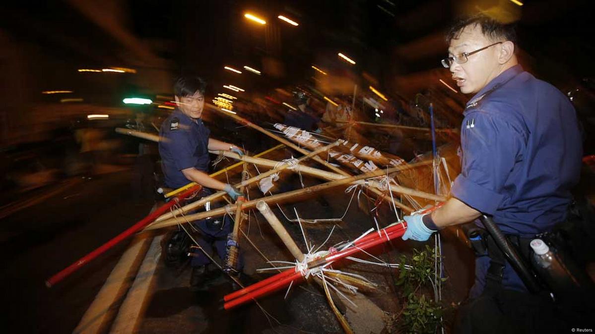 Polic A De Hong Kong Desmantela Barricadas De Manifestantes Dw