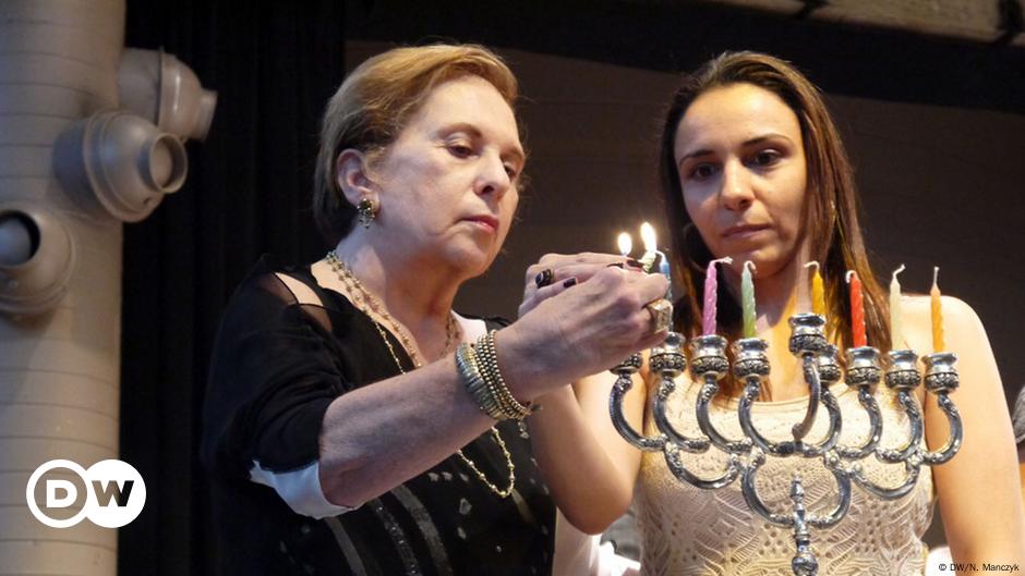 Tradição judaica da Festa das Luzes coincide o Natal em 2014 DW