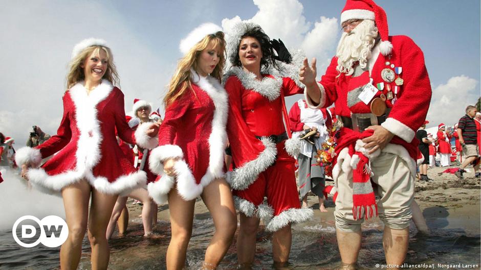 Зрелая женщина с большими сиськами в костюме Санта-Клауса фото