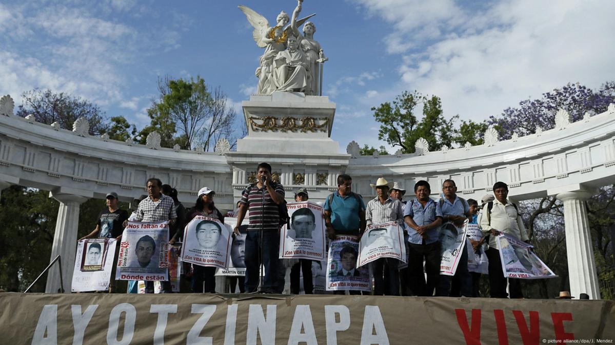 Con flores recuerdan a estudiantes desaparecidos en México DW 27 03