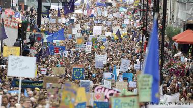 Miles De Personas Se Manifiestan En Londres Contra El Brexit DW 02