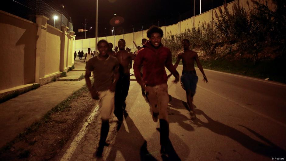 Hundreds Of Migrants Storm Spain S Ceuta Border DW 12 09 2016