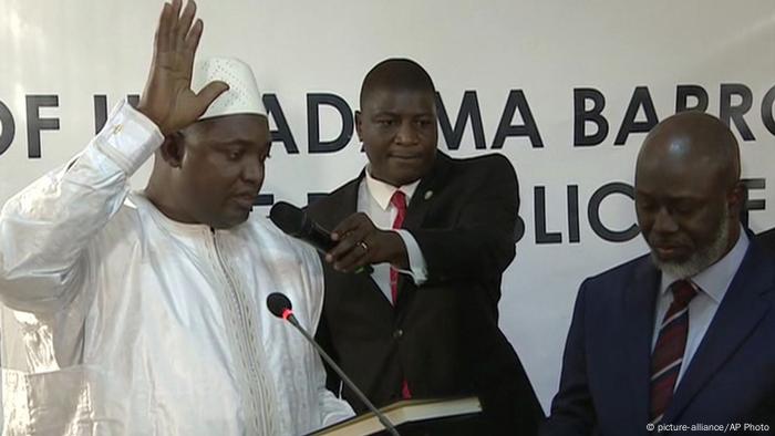 Adama Barrow toma posse como Presidente da Gâmbia na capital do Senegal