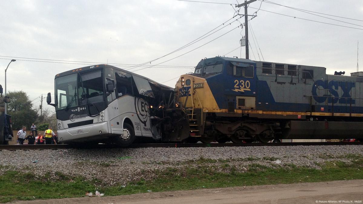 Train Crashes Into Bus In US Killing Several DW 03 08 2017