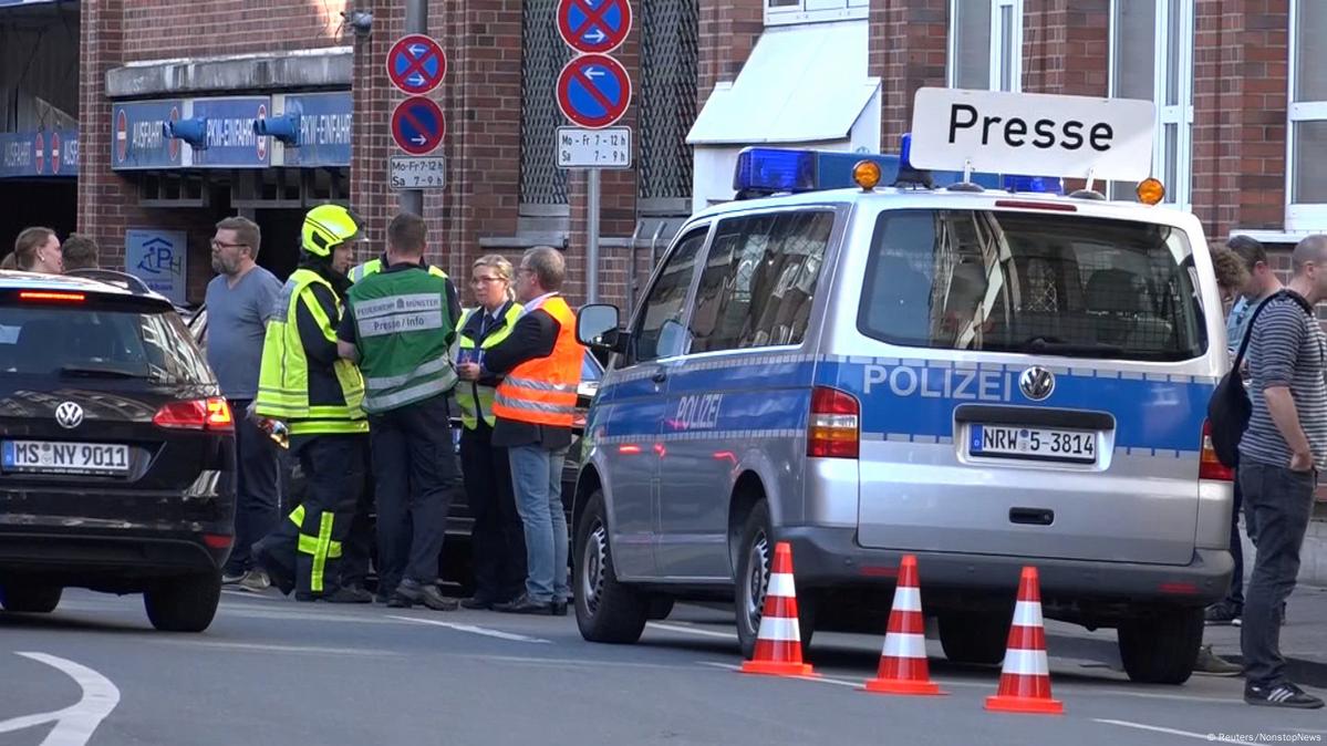 Mobil Tabrak Kerumunan Massa Di Kota M Nster Jerman Dw