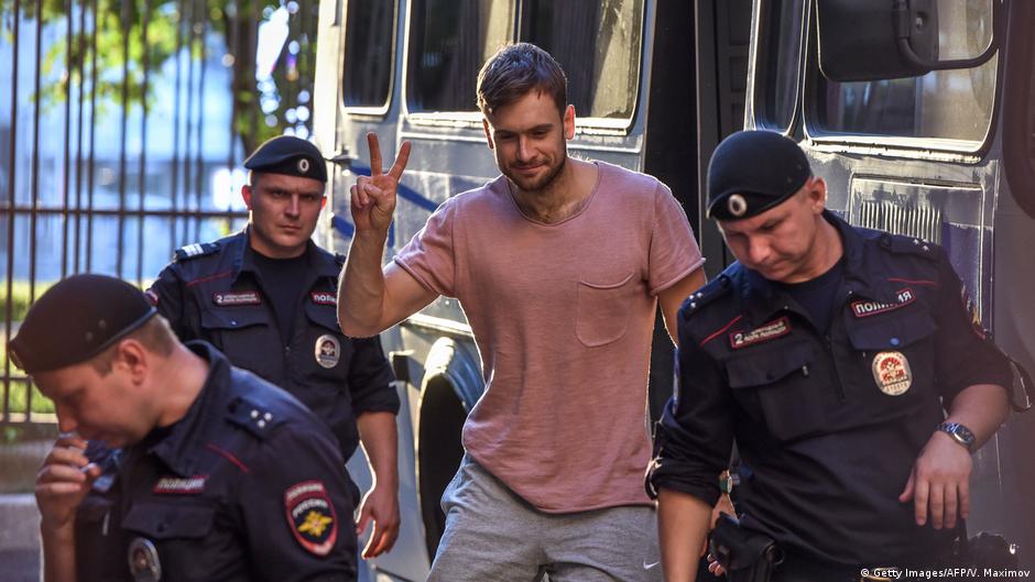 Ativista do Pussy Riot é tratado em Berlim