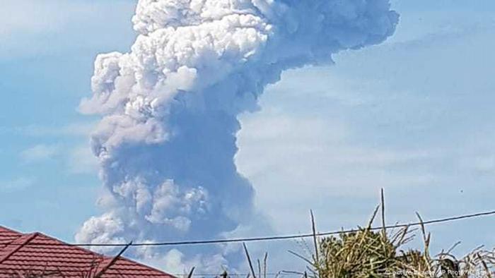 Vulkanausbruch Nach Tsunami Auf Indonesischer Insel Sulawesi Dw