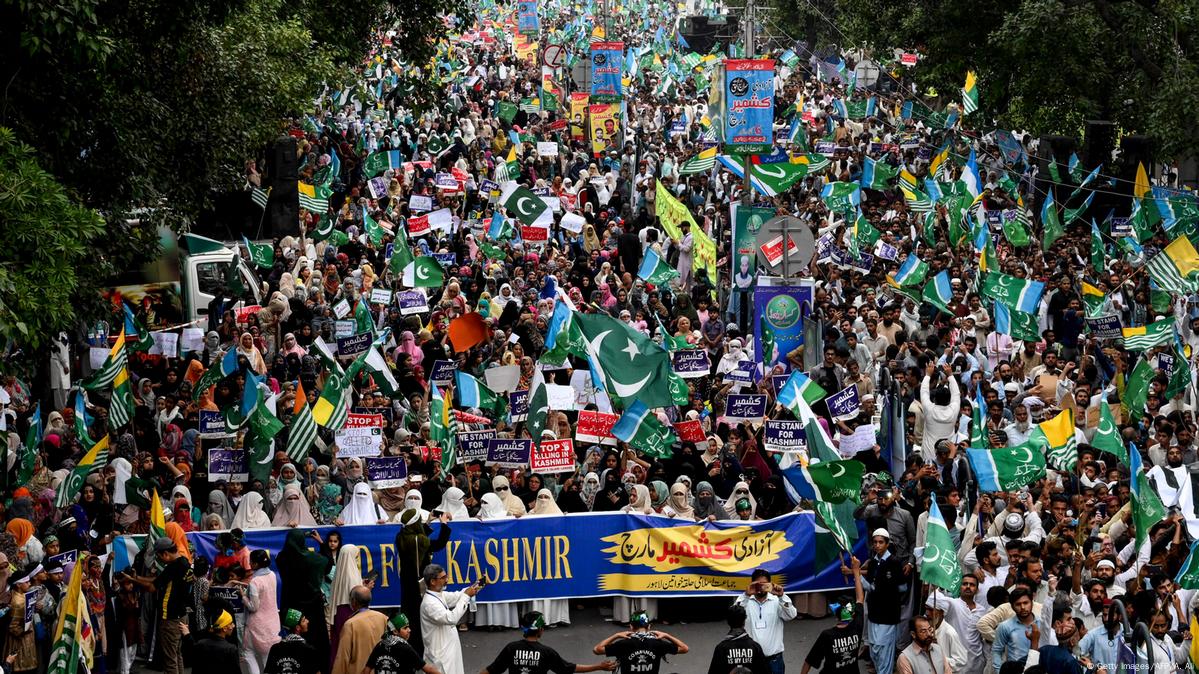 Kashmir Pakistani Authorities Block Protesters DW 10 07 2019