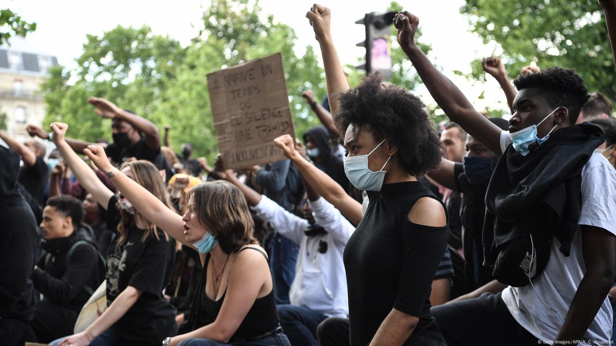 Milhares protestam contra violência policial em Paris DW 13 06 2020