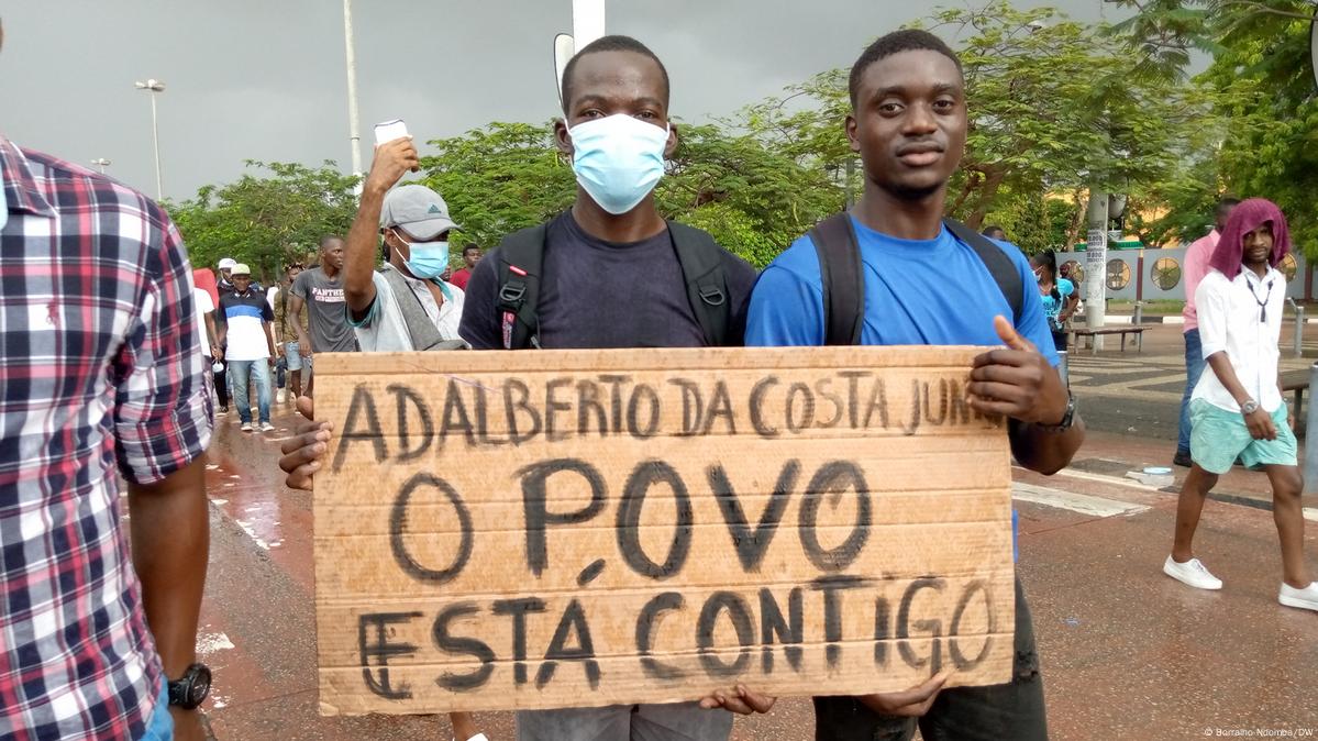 Angola Vários marcham em apoio ao presidente da UNITA DW 04 04 2021