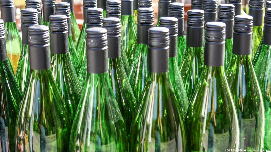 Según los indicios preliminares del estudio, el problema principal no son los envases de vidrio, sino las tapas que en ocasiones albergan sustancias con microplásticos. Según los indicios preliminares del estudio, el problema principal no son los envases de vidrio, sino las tapas que en ocasiones albergan sustancias con microplásticos.