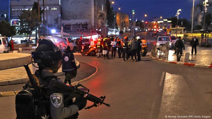 Policía israelí mata a un hombre que apuñaló a dos agentes en Jerusalén