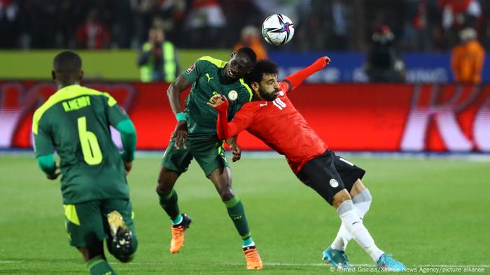 المصري محمد صلاح في مواجهة مع مدافع سنغالي في تصفيات كأس العالم 2022 (26/3/2022) المصري محمد صلاح في مواجهة مع مدافع سنغالي في تصفيات كأس العالم 2022 (26/3/2022)