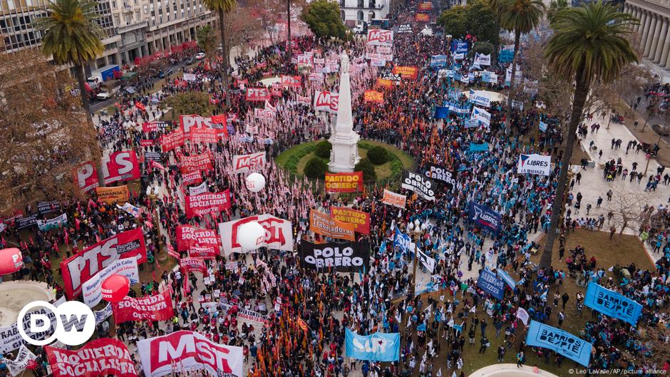 Fernández pede unidade em dia de protestos na Argentina DW 10 07 2022