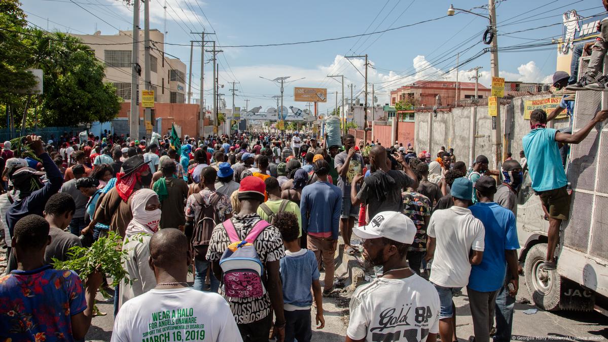 Huelga de transporte y masivas protestas paralizan Haití DW 29 09 2022