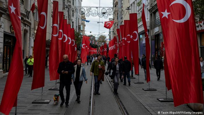 Ulica je okićena stotinama turskih zastava

