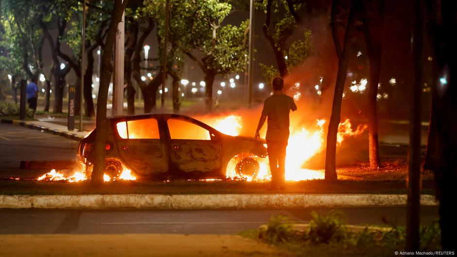 Protesta bolsonarista deja vehículos incendiados en Brasilia DW 13