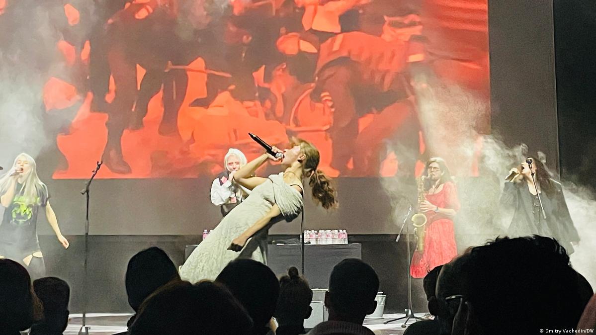 Раненый зверь самый опасный шоу Pussy Riot в Берлине DW 30 12 2022