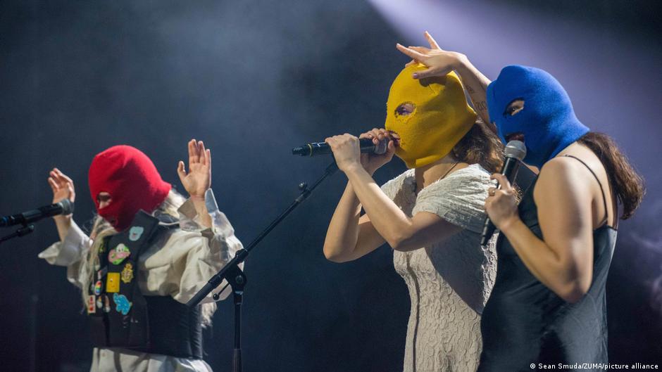 Суд в РФ заочно арестовал участницу Pussy Riot Люсю Штейн DW