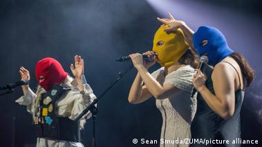 Суд в РФ заочно арестовал участницу Pussy Riot Люсю Штейн DW