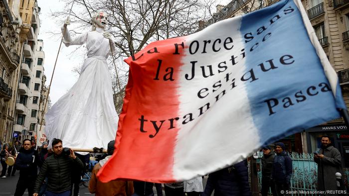 Senado da França aprova aumento da idade de aposentadoria