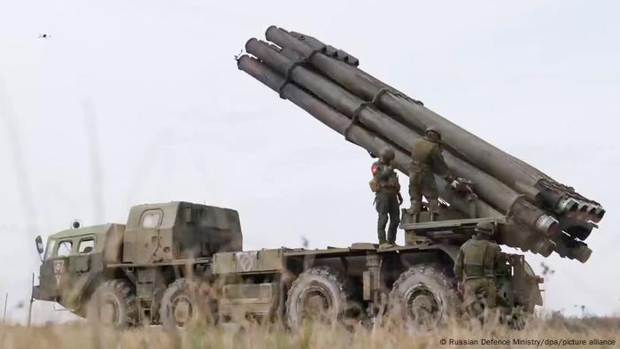 قاذفة صواريخ روسية متعددة من نوع Smerch في المنطقة العسكرية المركزية تشارك في عملية عسكرية خاصة قاذفة صواريخ روسية متعددة من نوع Smerch في المنطقة العسكرية المركزية تشارك في عملية عسكرية خاصة