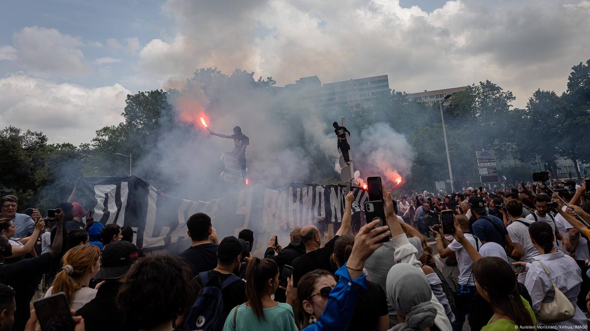 Macron despliega más policías por disturbios en Francia DW 30 06 2023