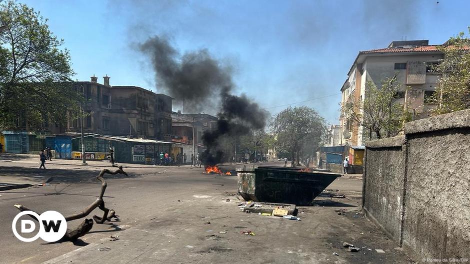 Moçambique Polícia dispersa protesto gás lacrimogéneo DW 27 10