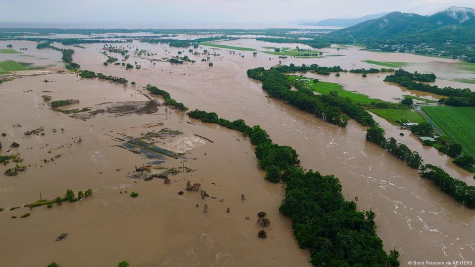 Record Floods Cut Off Australia Tourist Towns DW 12 18 2023