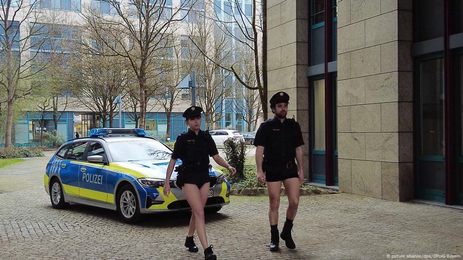 Bavarian Police Go Pantless In Uniform Protest Dw