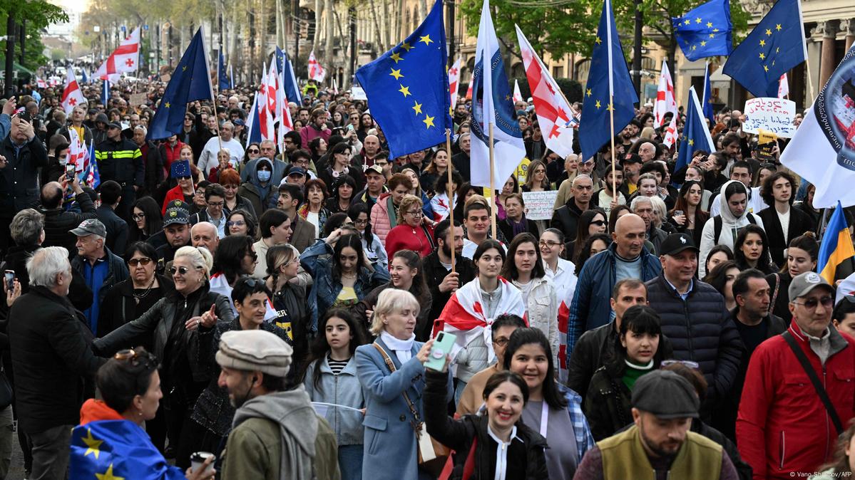 Georgia Thousands Protest Foreign Agent Law Dw