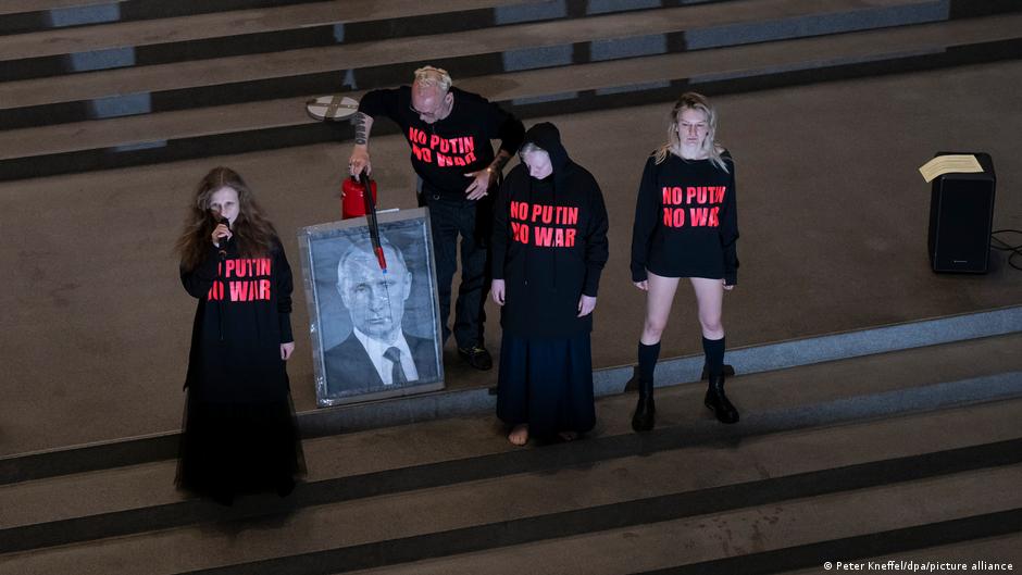 В Мюнхене Pussy Riot испортили портрет Путина