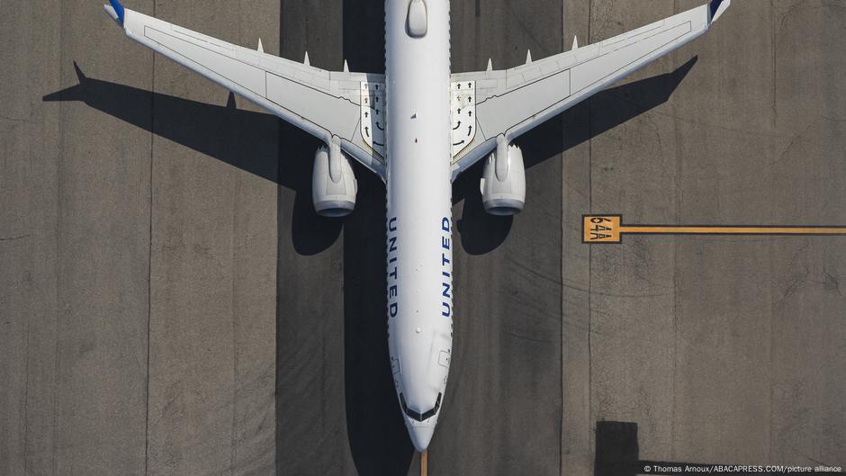 Le Boeing D United Airlines Perd Une Roue Peu Apr S Le D Collage Dw