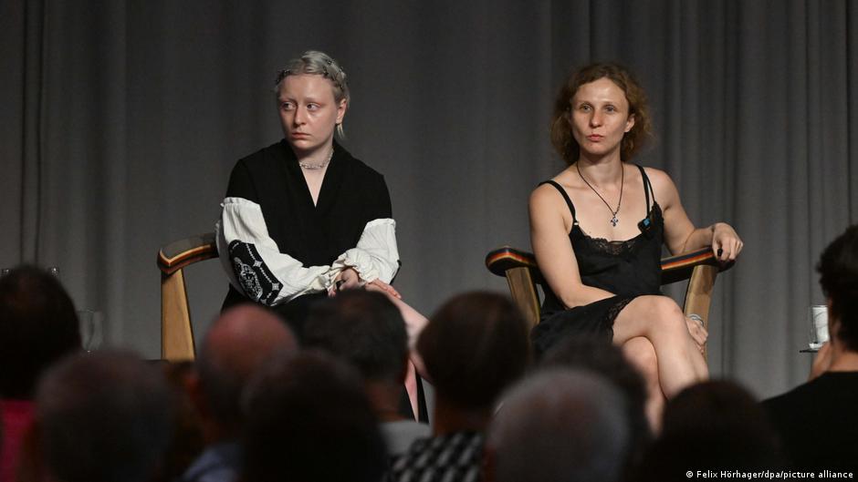 В Мюнхене открыта крупнейшая в ФРГ выставка Pussy Riot DW