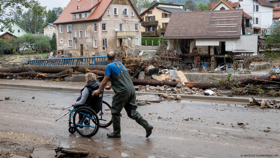 Poland S Flood Response Puts Pm Donald Tusk Under Pressure Dw