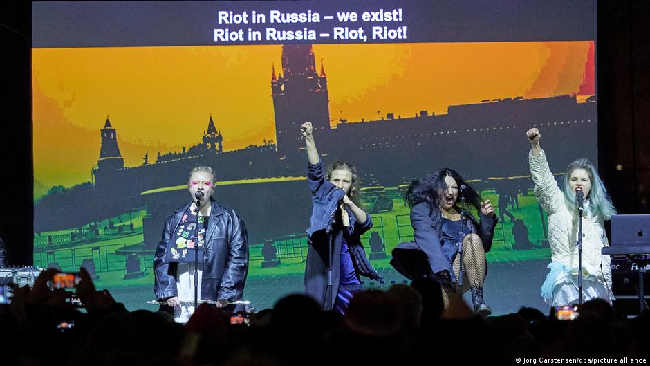 Пять участниц группы Pussy Riot заочно арестованы в Москве DW