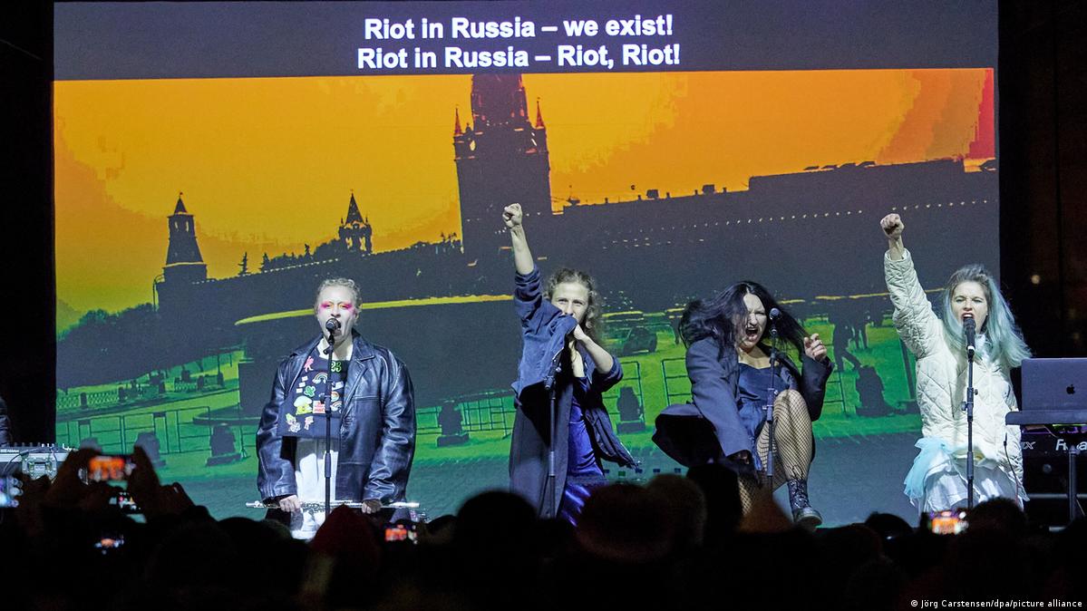 Пять участниц группы Pussy Riot заочно арестованы в Москве DW