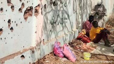 نازحون سودانيون يبحثون عن مأوى لهم في مدرسة بعد إجلائهم من قبل الجيش السوداني في آذار/مارس 2025 نازحون سودانيون يبحثون عن مأوى لهم في مدرسة بعد إجلائهم من قبل الجيش السوداني في آذار/مارس 2025