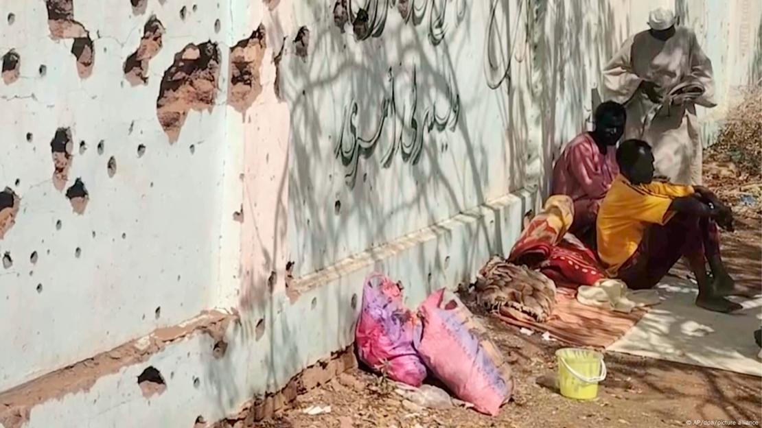نازحون سودانيون يبحثون عن مأوى لهم في مدرسة بعد إجلائهم من قبل الجيش السوداني في آذار/مارس 2025 نازحون سودانيون يبحثون عن مأوى لهم في مدرسة بعد إجلائهم من قبل الجيش السوداني في آذار/مارس 2025