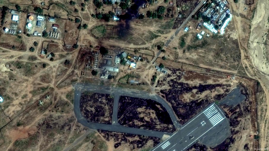 صورة التقطتها الأقمار الصناعية يوم 26 أكتوبر 2025 تُظهر دخانا يتصاعد بسبب الحرائق المشتعلة حول مطار الفاشر صورة التقطتها الأقمار الصناعية يوم 26 أكتوبر 2025 تُظهر دخانا يتصاعد بسبب الحرائق المشتعلة حول مطار الفاشر