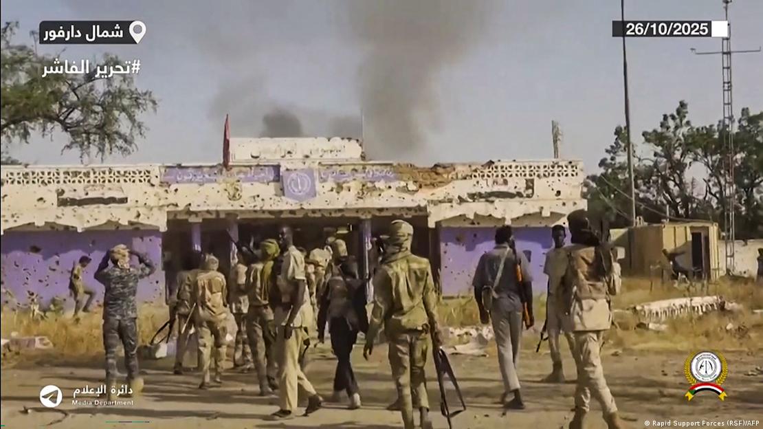 السودان، الفاشر 2025 - مقاتلون مسلحون من قوات الدعم السريع في شوارع دارفور. السودان، الفاشر 2025 - مقاتلون مسلحون من قوات الدعم السريع في شوارع دارفور.