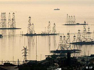 فعالیت‌های نفتی در سواحل دریای خزر، از جمله در آذربایجان از عوامل آلودگی این دریا هستند