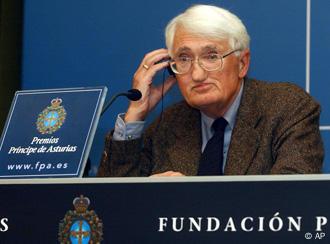 Jürgen Habermas durante una conferencia de prensa en Madrid al recibir el Premio Príncipe de Asturias a las Ciencias Sociales 2003.