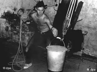 Der Westberliner Fluchthelfer Klaus-Michael von Keussler im November 1963 beim Tunnelbau unter der Berliner Mauer. Der damalige Student gehörte zu der Gruppe um den Schauspieler Wolfgang Fuchs, die nach dem Mauerbau Menschen zur Flucht verholfen haben