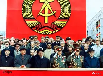 1989年10月7日，戈尔巴乔夫（前排左三）与东德最高领导人昂纳克（前排左四）在柏林庆祝东德建国四十周年大会上