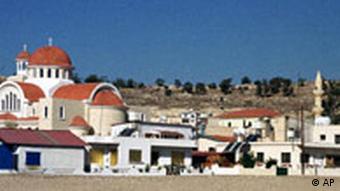 Geteilte Stadt Pyla auf Zypern - Orthodoxe Kirche und muslimische Moschee dicht beieinander