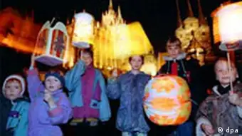 Kinder mit bunten leuchtenden Laternen
