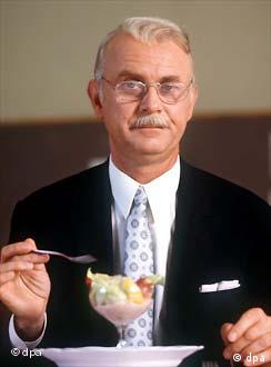 Loriot demonstriert in einer Szene der Fernsehsendung "Telecabinet" Benimm-Regeln und korrekte Tischmanieren (1974)