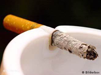 Abgrebrannte Zigarette im Aschenbecher